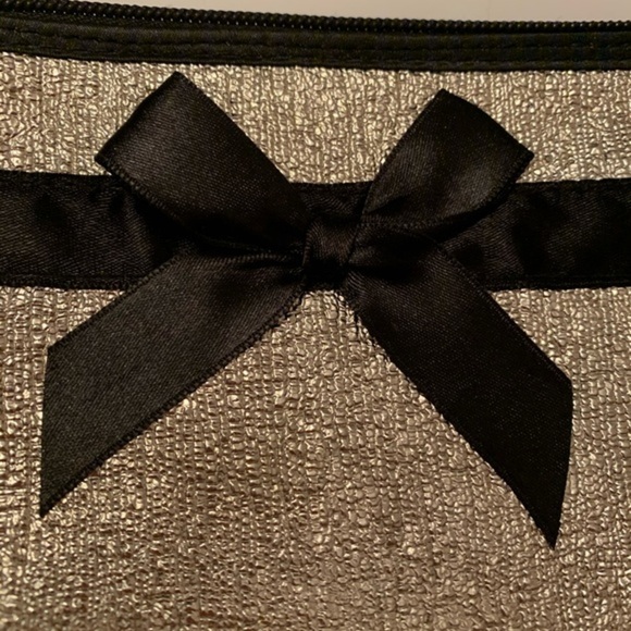 Adorable Gold Bag with Black Bow NWOT - Picture 2 of 7